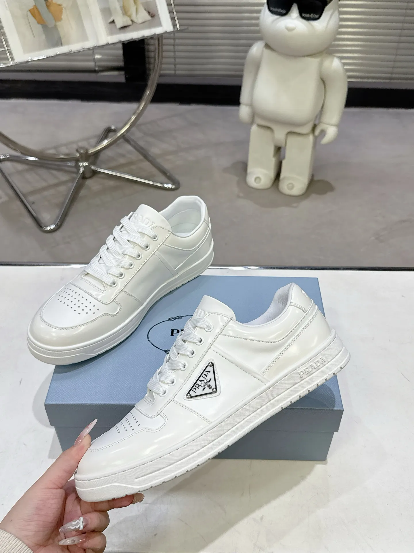 👟👟Ex-factory price 580👟👟 Couple style Prada Latest Downtown Bold series Triangle logo Casual sneakers White shoes Original purchase, development and production Downtown Bold sneakers are inspired by the basketball shoes of the 1980s, with a sporty design and exquisite details. Crafted from perforated leather, the statement platform sole provides a unique, modern style. The Prada logo is interpreted from different angles, decorated with the iconic enameled triangular metal logo, highlighting the unique classic style. Exquisite packaging at the delivery counter🛍📦 ▪️Fabric: Original custom imported first-layer cowhide ▪️Lining: Original imported soft sheepskin ▪️Outsole: Original open-molded rubber bottom material ▪️Size: Women's 35-40 Men's 39-45